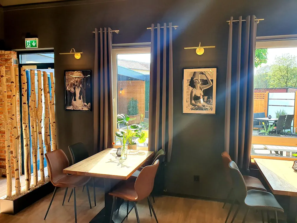 Restaurant Innenbereich mit Fensterfront