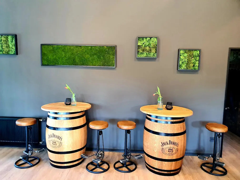 Bar-Bereich mit Whiskey-Fässern